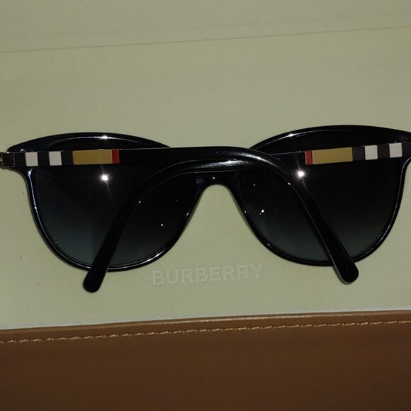 Exceptional condition Burberry sunglasses full set - Picture 4 of 13